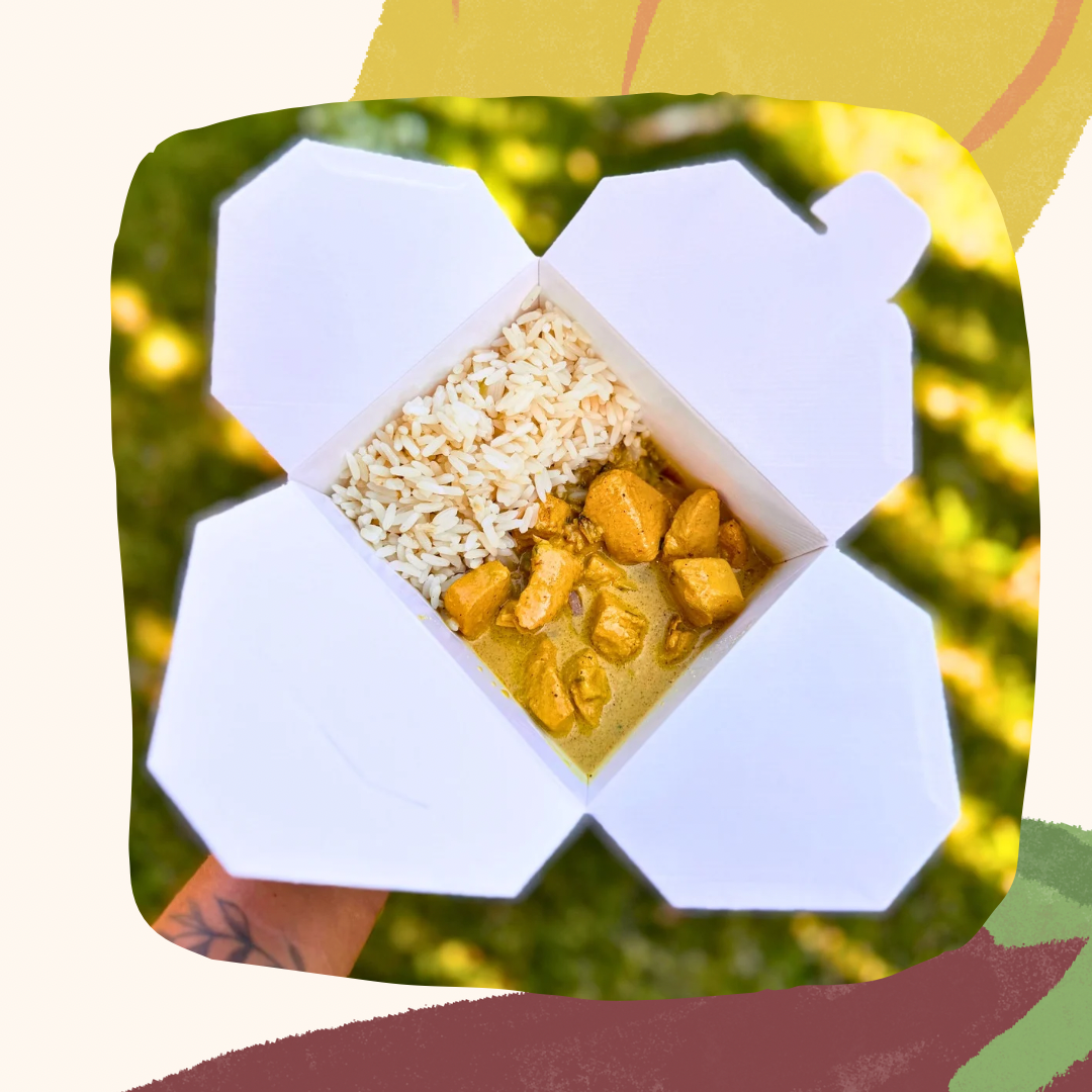 Frango Tikka Masala com castanha de caju e arroz branco