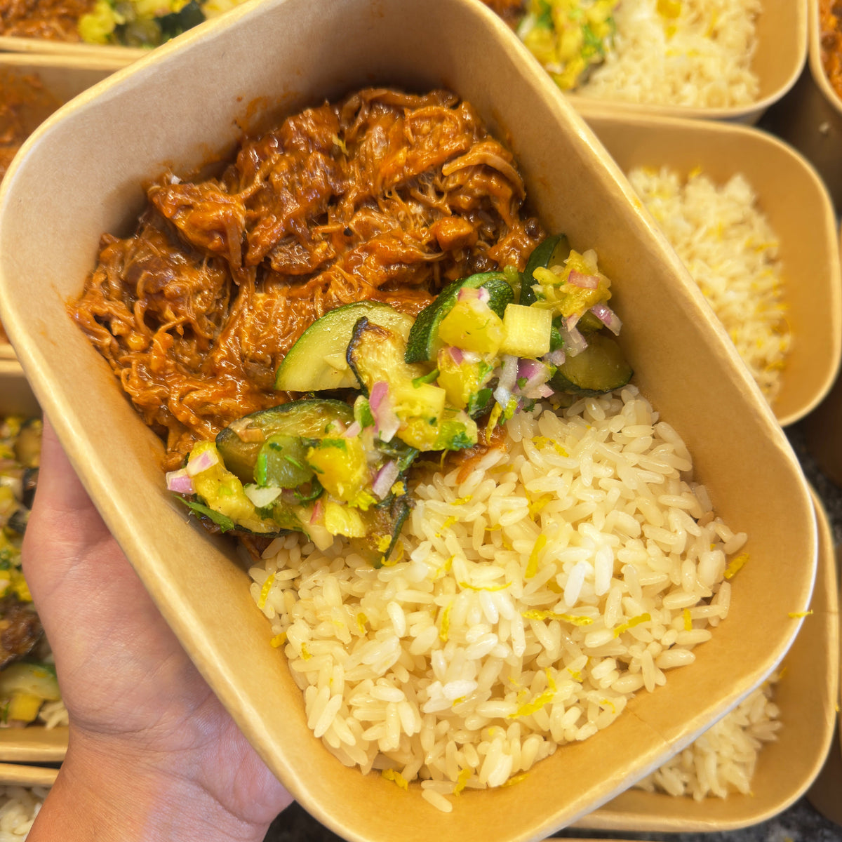 Pulled Pork, arroz, curgete e vinagrete de abacaxi, pepino e coentros
