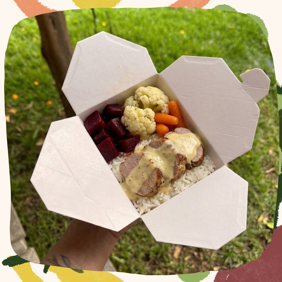 Filé suíno ao molho 4 queijos,beterraba, couve flor, mini cenourinha e arroz branco