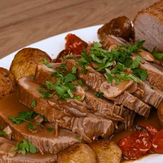 Lombo de porco assado ao molho madeira com cogumelos