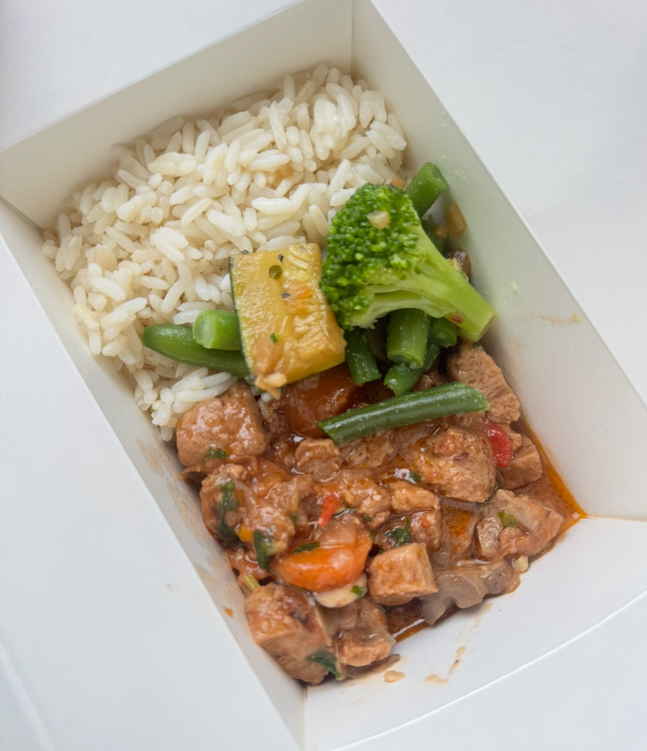 Carne de soja de panela, arroz branco, feijão verde, brócolos e curgete (vegan)