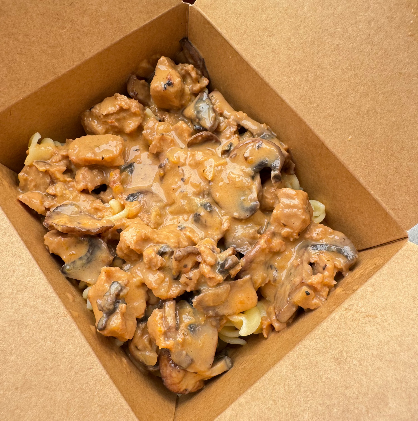 Strogonoff de soja com cogumelos e massa (vegan)