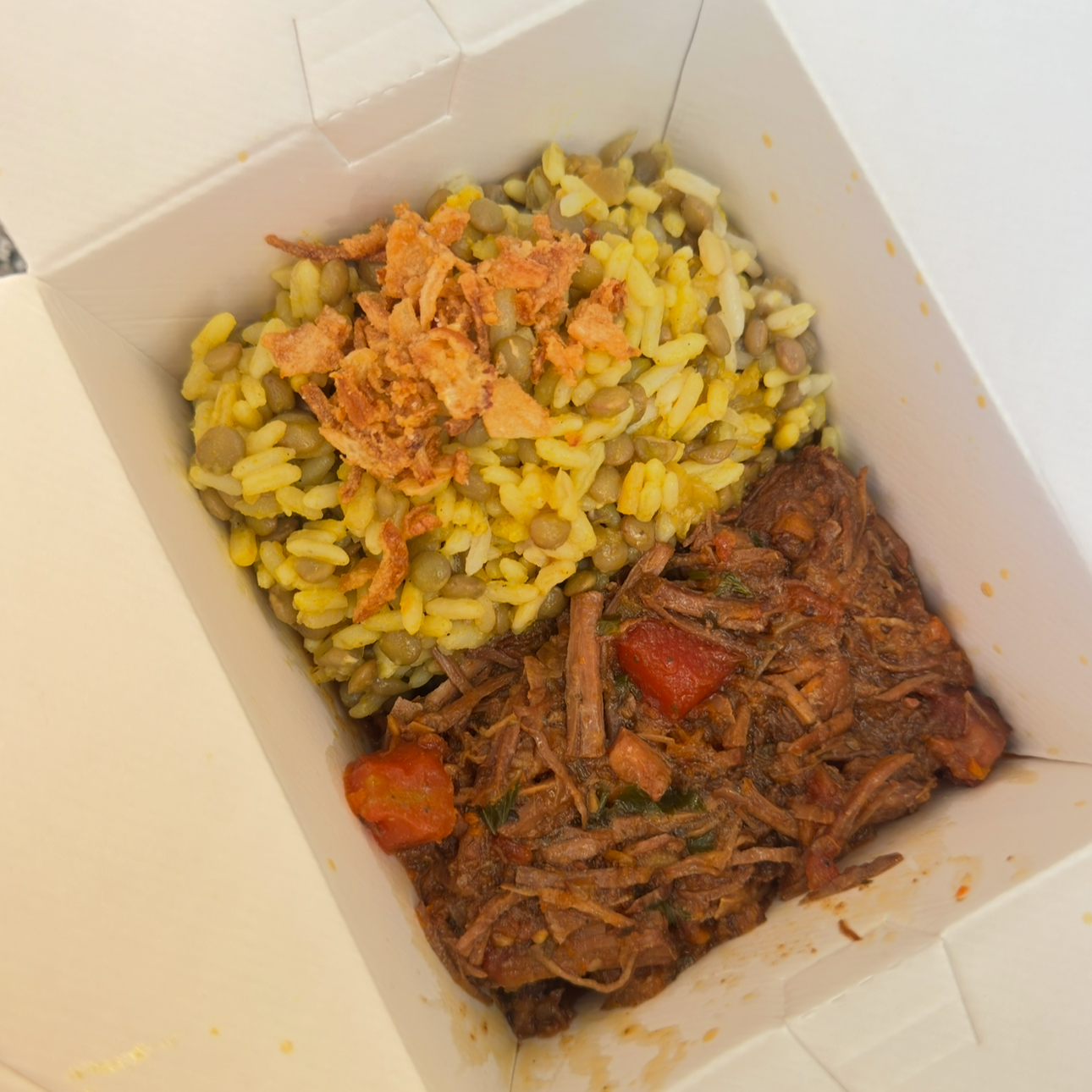 Carne desfiada com arroz com lentilha