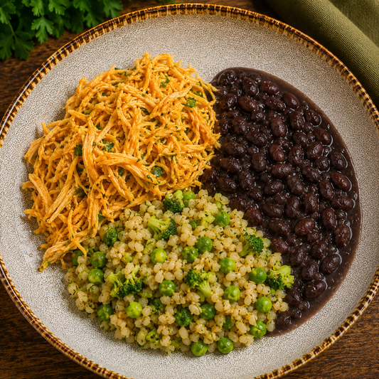 Frango desfiado, arroz integral nutritivo e feijão preto