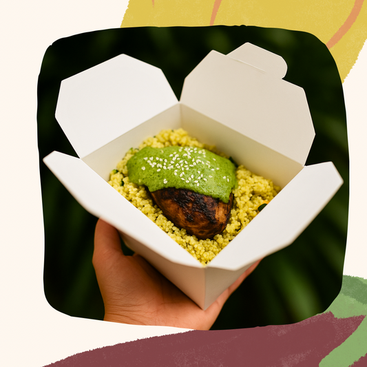 Frango assado ao molho de ervas e cuscuz marroquino com legumes mediterrâneos e frutos secos