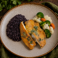 Tilapia ao molho de ervas, arroz negro e brócolos ao alho