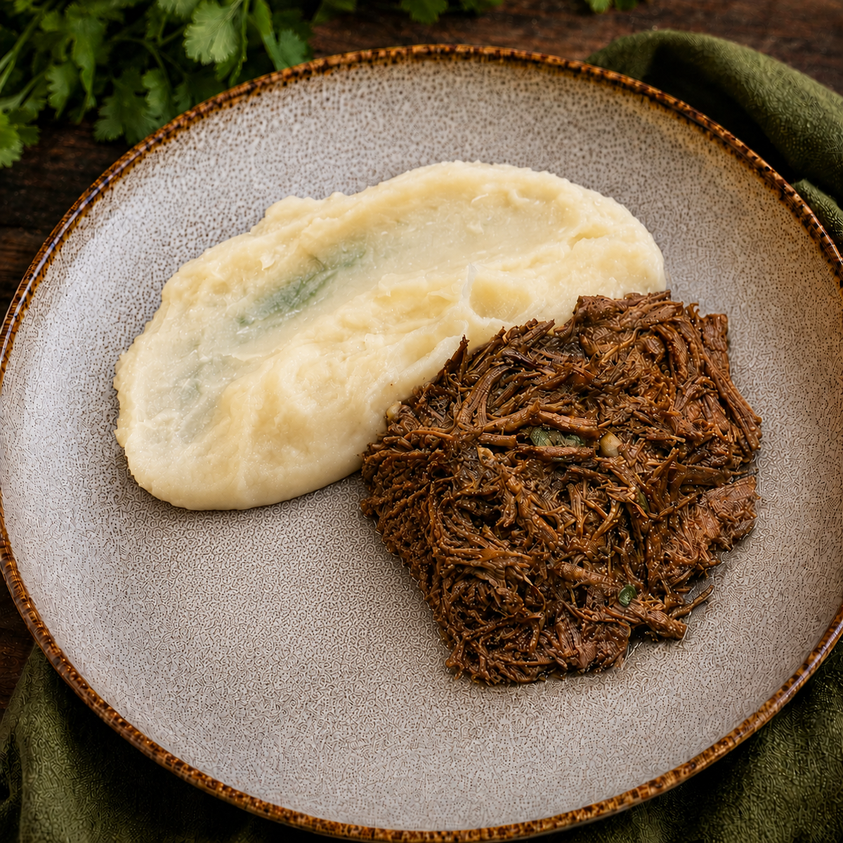 Carne desfiada com puré de batata