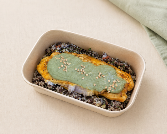 Pescada ao molho de espinafre com quinoa e legumes