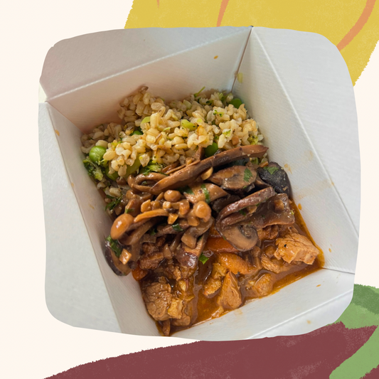 Picadinho de porco, arroz integral nutritivo e cogumelos grelhados com shoyu