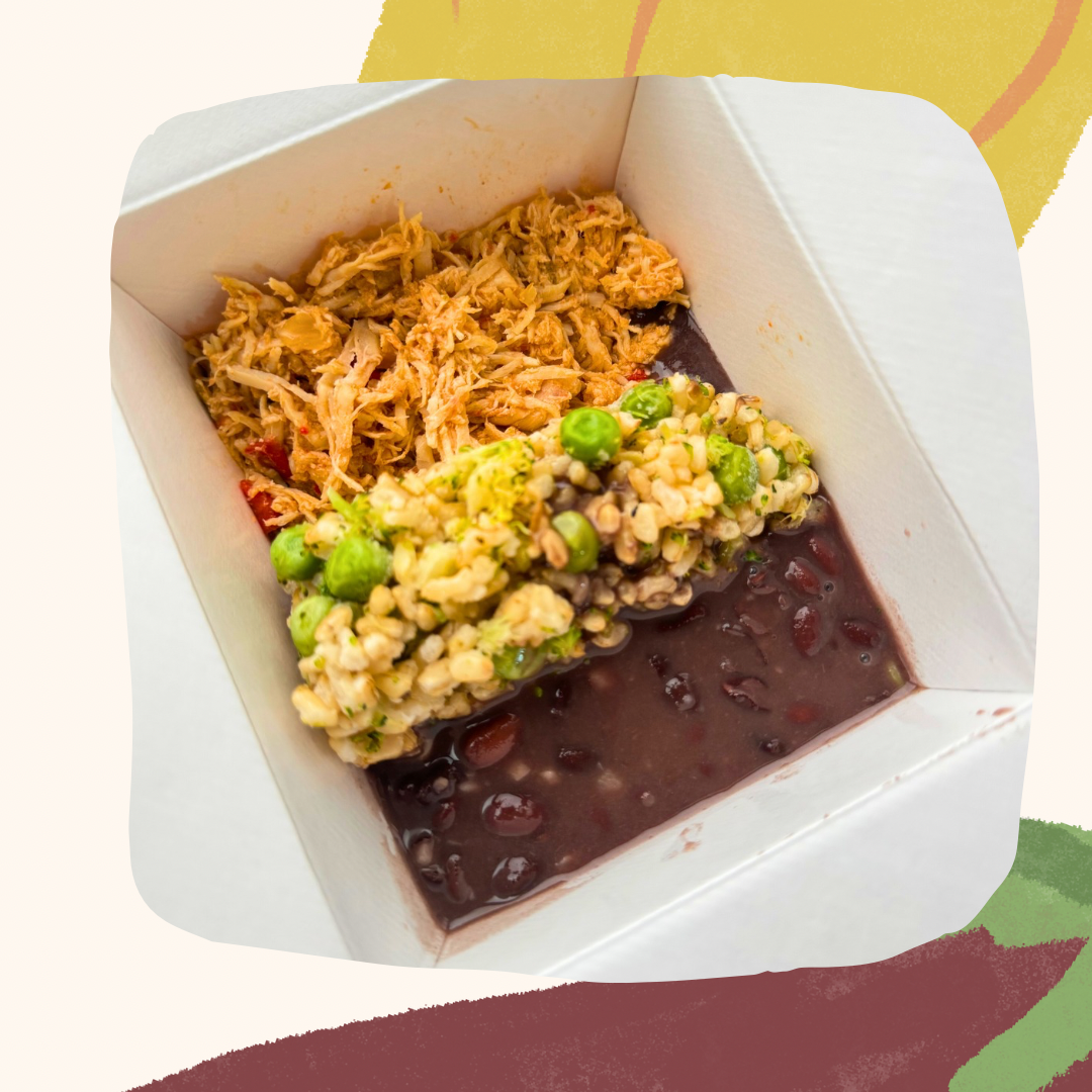 Frango desfiado, arroz integral nutritivo e feijão preto