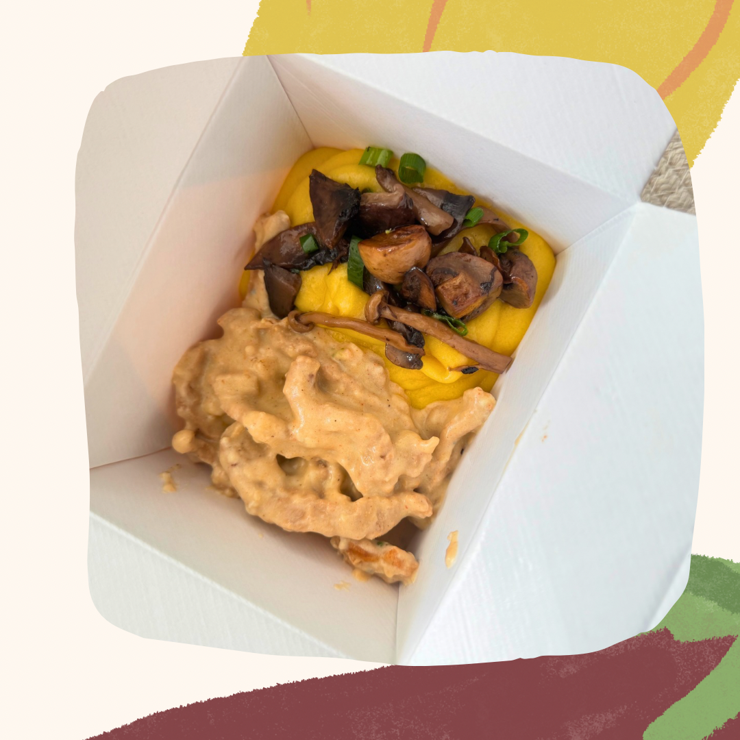 Iscas suínas ao molho 4 queijos, musseline de mandioquinha e mix de cogumelos