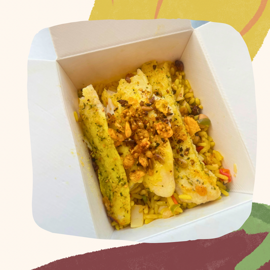 Pescadinha assada com granola salgada e arroz amazónico