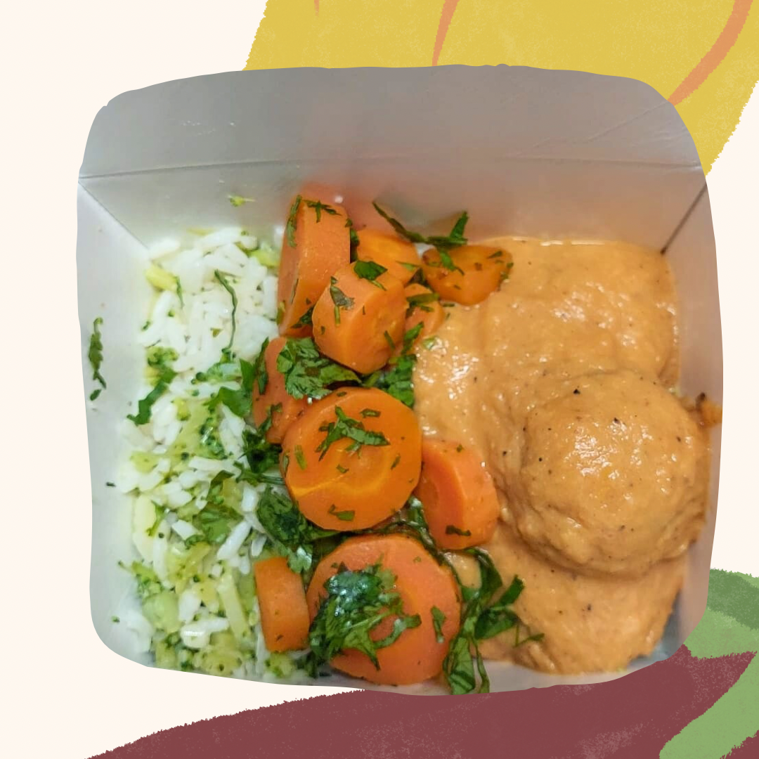 Almôndegas de frango ao molho de tomate assado com oregaos, arroz e brócolos com alho