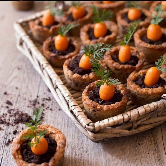 🥕 Cestinha de cookie com chocolate, terra de oreo e cenourinha - 4 unid