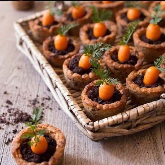 🥕 Cestinha de cookie com chocolate, terra de oreo e cenourinha - 4 unid