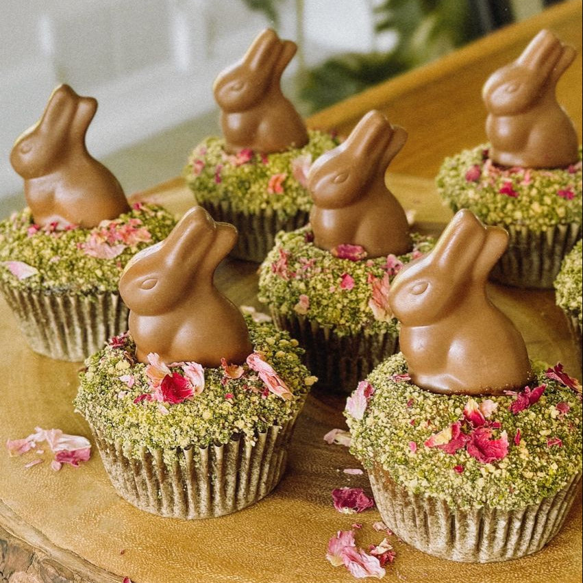 🧁 Muffin de chocolate recheado com compota de framboesa e graminha de pistachio - 4 unid