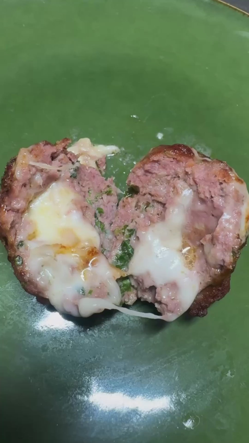 Polpetone recheado com mussarela com puré de batata